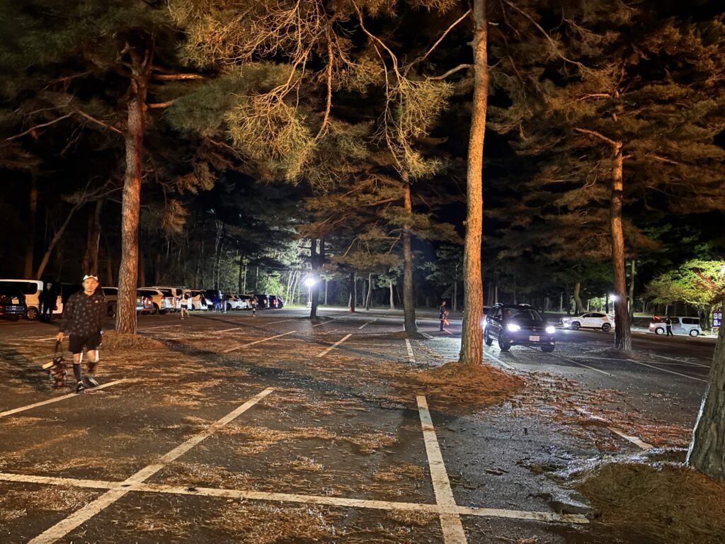 駐車場はまだ真っ暗